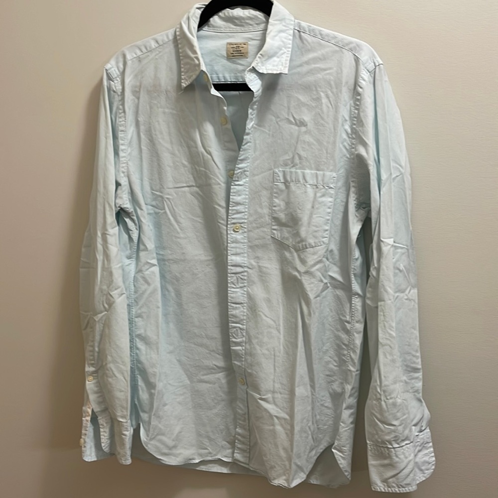 M blue striped shirt